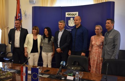 Potpisan Ugovor za izvođenje radova na energetskoj obnovi zgrade O&Scaron; Nikole Tesle u Gračacu