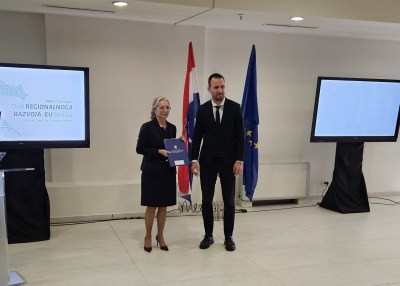NA DANIMA REGIONALNOGA RAZVOJA: Ministar Erlić ravnateljici Dujmović Vuković uručio Sporazum za novu &bdquo;tehničku&ldquo; pomoć