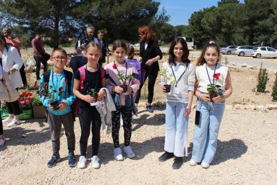 Predstavljen ki&scaron;ni vrt u Biogradu uređen kroz projekt STREAM uz izazov učenicima &bdquo;I mi smo posadili cvijet za bolji svijet&ldquo;